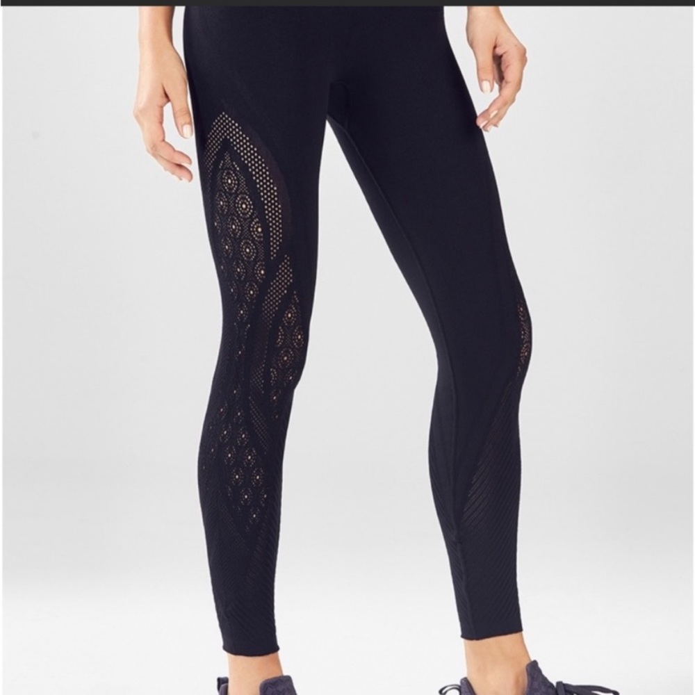🎉🎉SOLD 🎉NEW FABLETICS LEGGINGS SIZE L LATTICE SEE THROUGH DETAIL